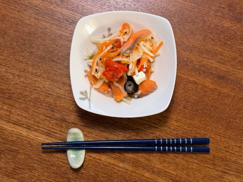 成城石井「スモークサーモンとフェタチーズの淡路島産玉葱マリネ」