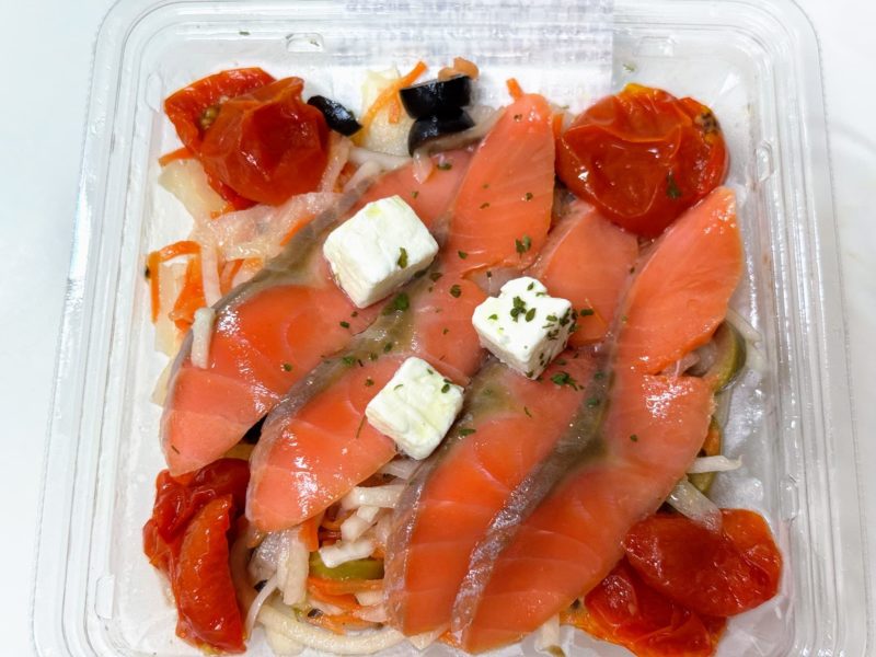 成城石井「スモークサーモンとフェタチーズの淡路島産玉葱マリネ」